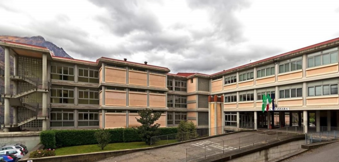 Scuola evacuata, ad accusare difficoltà respiratorie insegnanti e studenti