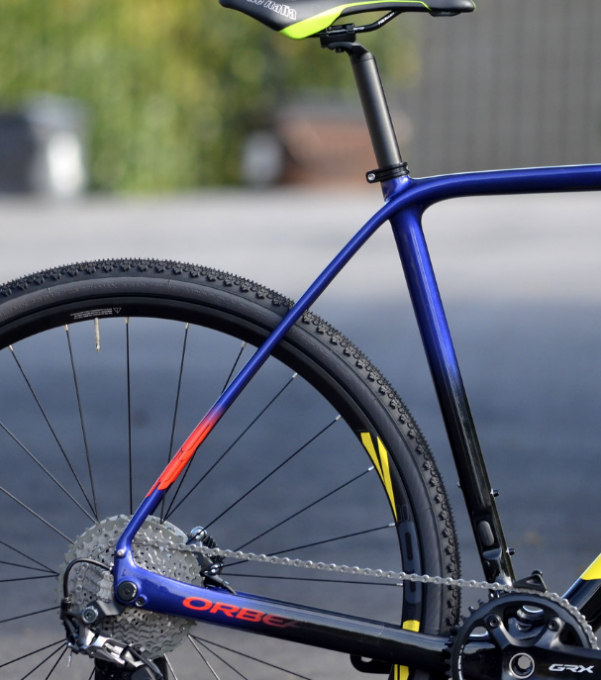 Ciclista impatta contro un’auto e viene sbalzato dalla sella, arriva l’elisoccorso