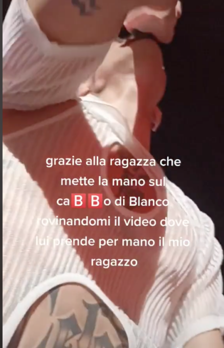 Blanco toccato nelle parti intime durante il concerto a Milano, un video scatena la polemica
