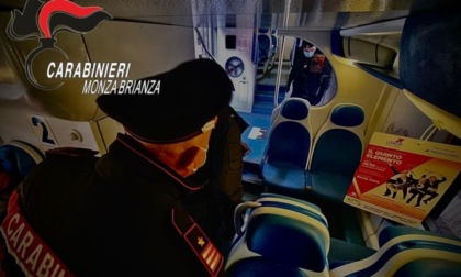 Carrozza del treno messa a soqquadro da un gruppo di ragazzi, tra loro anche alcuni bresciani