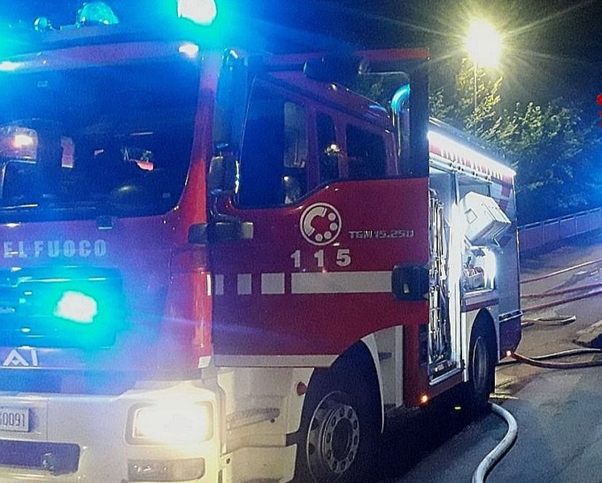 Prende fuoco l’albero di Natale, lievemente ustionata una rovatese