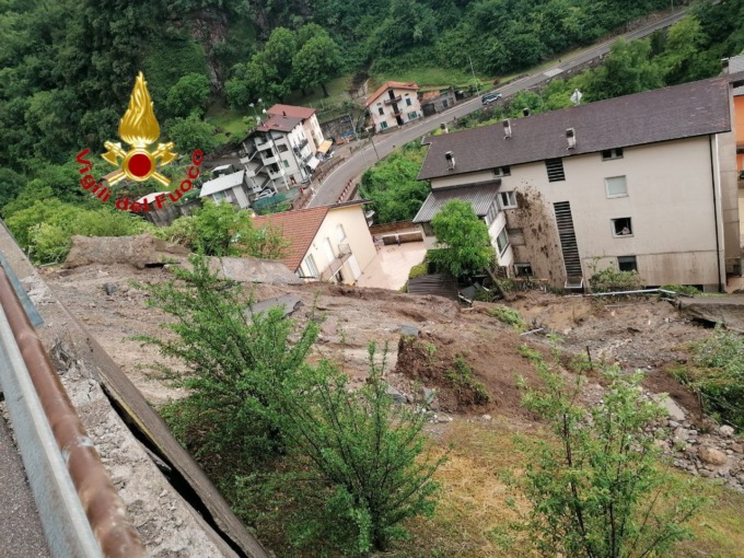 Frana ad Angolo Terme, evacuate cinque abitazioni
