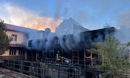 Incendio all'ex Vela di Corte Franca: bruciati 500 metri quadrati di magazzino