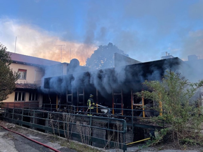 Incendio all’ex Vela di Corte Franca: bruciati 500 metri quadrati di magazzino