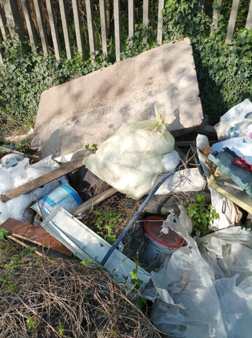 Abbandonavano macerie nelle campagne: nei guai due imprenditori e il loro collaboratore