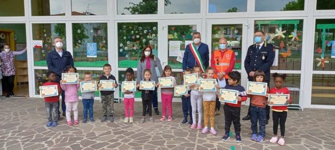 La Polizia locale “premia” i bambini dell’asilo