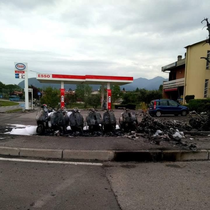 Notte di fiamme: nuovi mezzi incendiati a San Felice