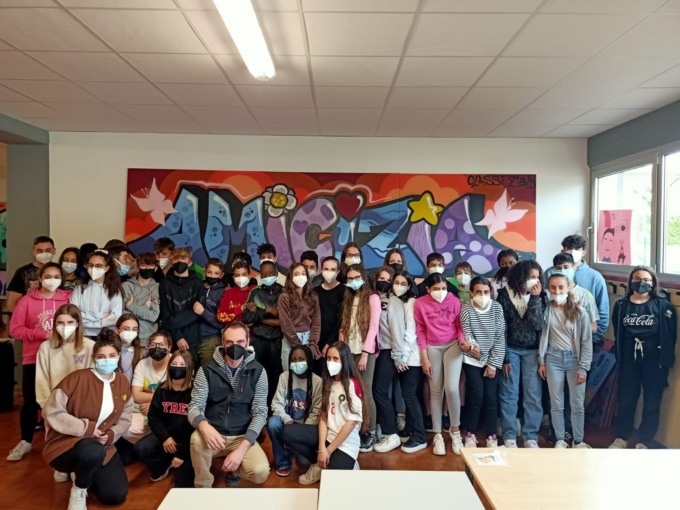 Murales tra pace e amicizia, giovani artisti crescono a scuola