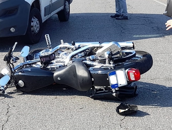 Auto travolge una moto: ferito gravemente un 58enne
