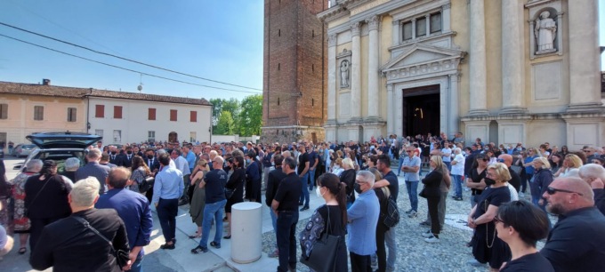 Motori rombanti e cori per l’ultimo saluto al 45enne “Maci”