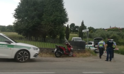 Scontro fra auto e uno scooter: una coppia finisce all'ospedale