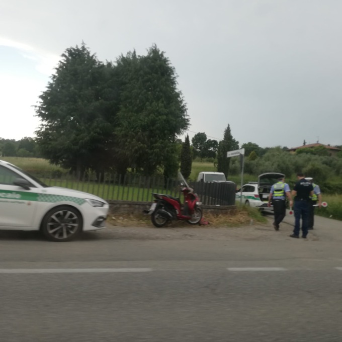 Scontro fra auto e uno scooter: una coppia finisce all’ospedale