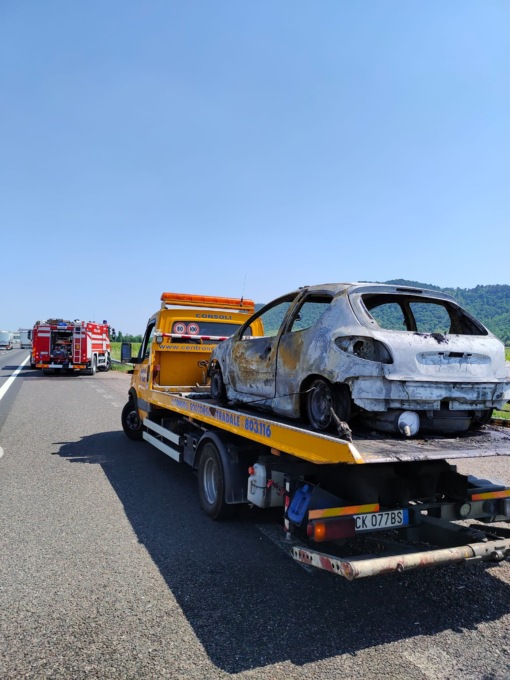 Auto in fiamme: pompieri in autostrada A4
