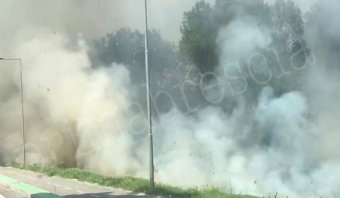 Incendio in boschina al lavoro i Vigili del Fuoco