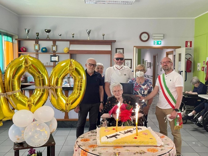 Luigia spegne 100 candeline, a portarle gli auguri anche il primo cittadino