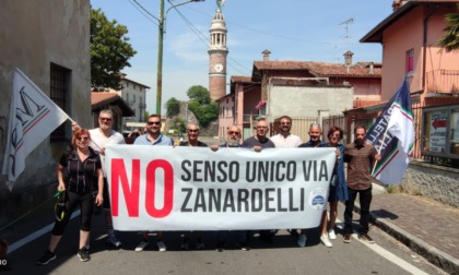 Sit-in di protesta contro il senso unico in via Zanardelli