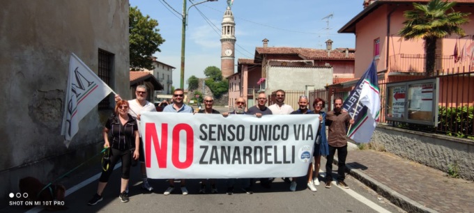 Sit-in di protesta contro il senso unico in via Zanardelli