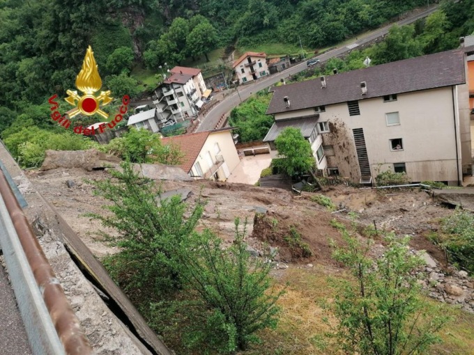 Nubifragio fa franare la strada ad Angolo Terme: 30 evacuati