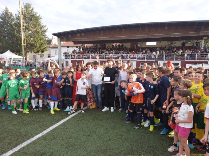 L’abbraccio di Adro al suo campione Davide Calabria