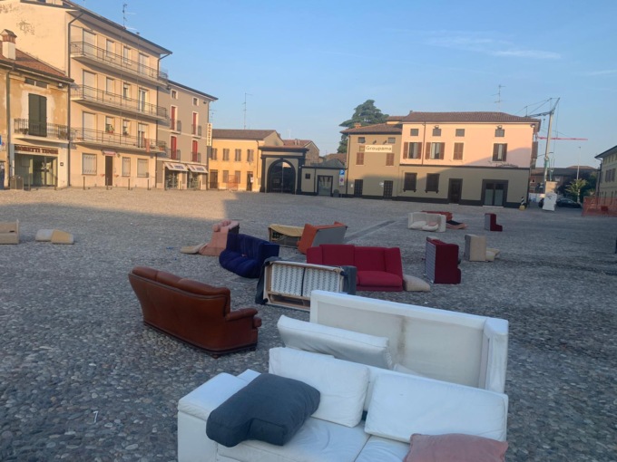 Vandali in azione: divelti i divani dell’installazione in piazza