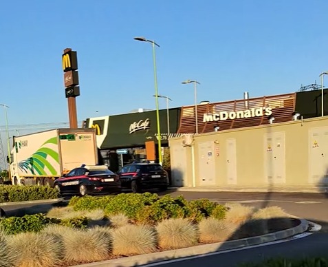 Rapina all’alba al Mc Donald’s, lavoratori sotto shock