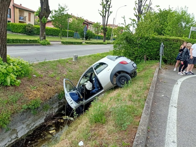 Auto finisce nel canale, la donna al volante riesce ad uscire dall’abitacolo in autonomia