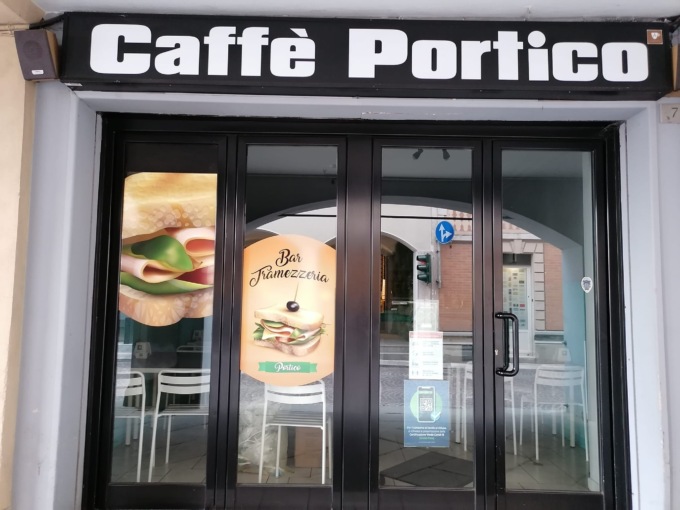 Il “Caffè Portico” abbassa la serranda: “Troppe spese e la gente è cambiata”