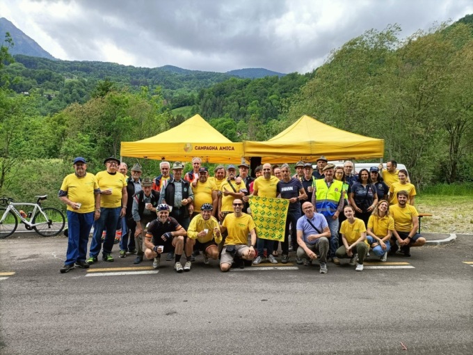 Giro d’Italia, le bandiere gialle di Coldiretti hanno reso omaggio al passaggio dei ciclisti