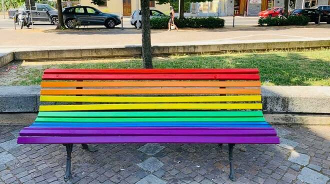 Quattro panchine arcobaleno per difendere i diritti Lgbtq+