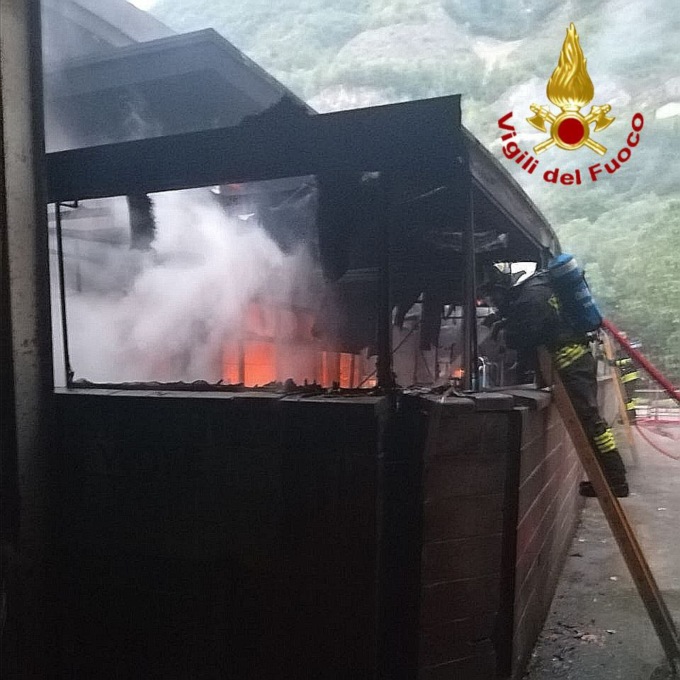 Divampano le fiamme nelle prime ore del mattino, l’intervento dei Vigili del Fuoco