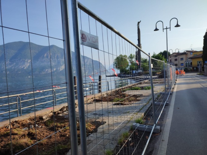 Cantiere sul lungolago: i turisti storcono il naso