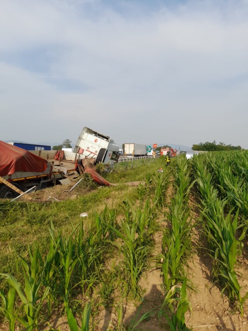 Camion si ribalta in A4, l’intervento dei Vigili del Fuoco