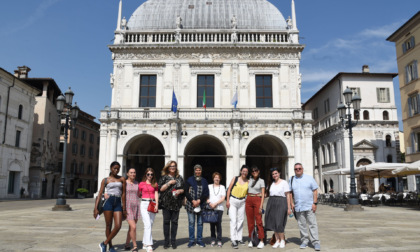 L'assessore Morelli accoglie in Loggia un gruppo di donne straniere partecipanti del corso di italiano promosso dall'Anolf di Brescia