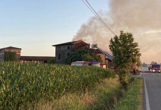 Un altro incendio a Montichiari: a fuoco la cascina Bornate