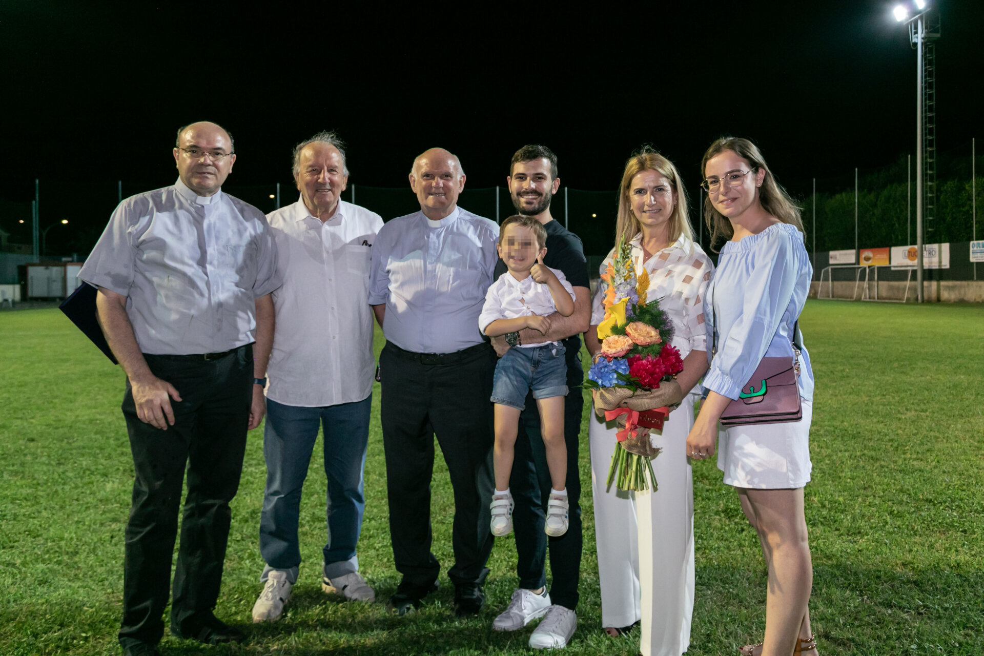 La famiglia Salvi con il presidente dell'Unitas Coccaglio, Vincenzo Filisetti, il prevosto mons. Mario Metelli e don Marco Lancini