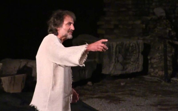 Luciano Bertoli interpreta Socrate al Capitolium di Brescia