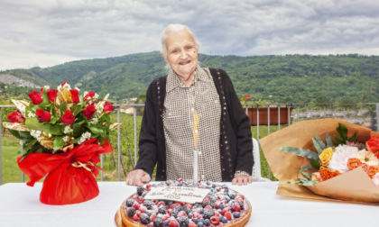 Zia Santina spegne cento candeline: «Il segreto della lunga vita? Tenere le mani occupate»