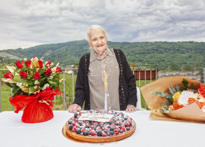 Zia Santina spegne cento candeline: «Il segreto della lunga vita? Tenere le mani occupate»
