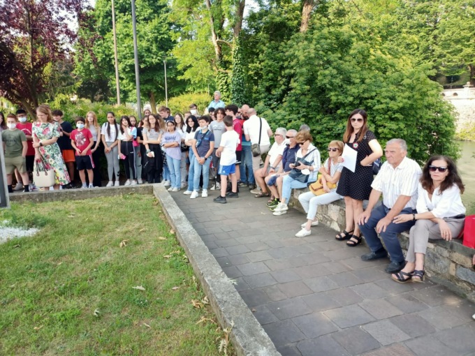 Taglio del nastro al Monumento della Resistenza, segnavia iniziale del Sentiero della Costituzione