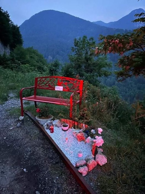 Posizionata a Borno una panchina rossa in memoria di Carol Maltesi