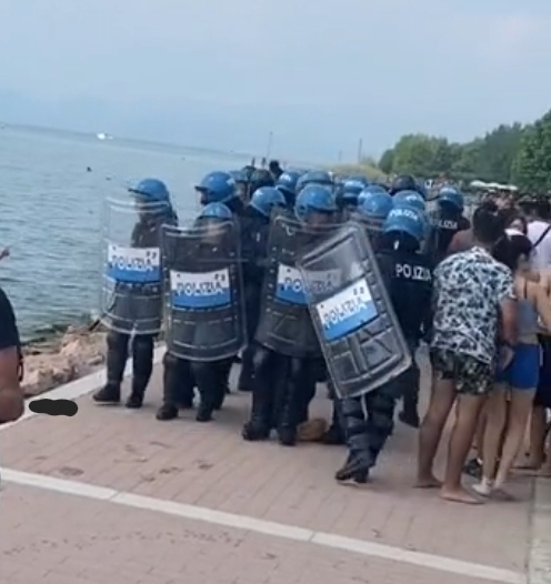 Si danno appuntamento tramite i social sul Garda, scoppia la rissa