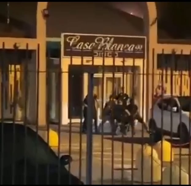 Giovane aggredito fuori dalla discoteca da cinque buttafuori