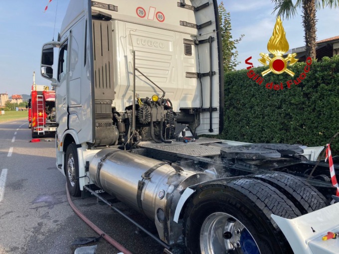 In fiamme un autoarticolato a gas, traffico in tilt