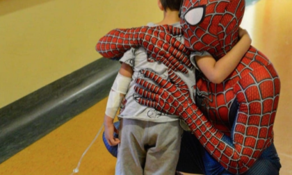 Spiderman in visita ai piccoli pazienti degli Spedali Civili di Brescia