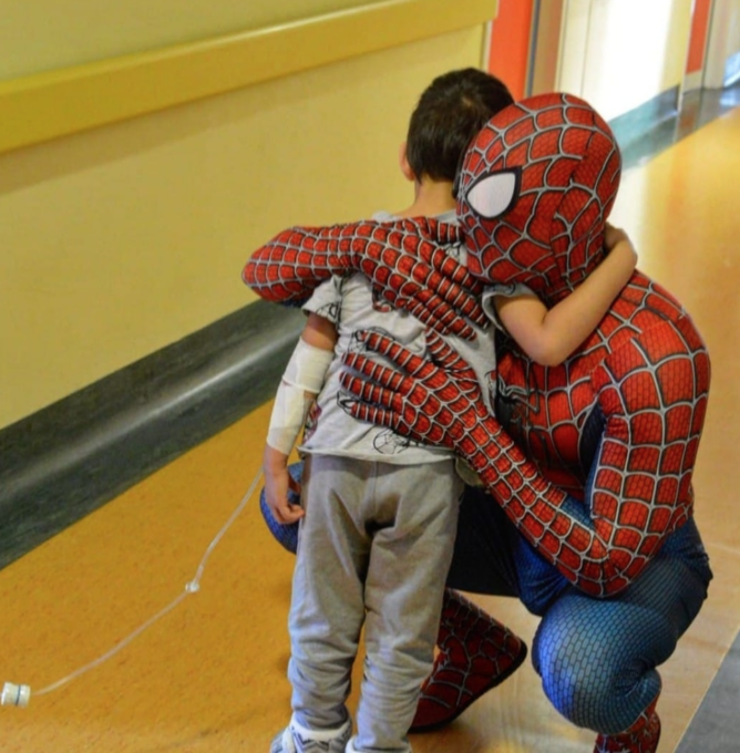 Spiderman in visita ai piccoli pazienti degli Spedali Civili di Brescia