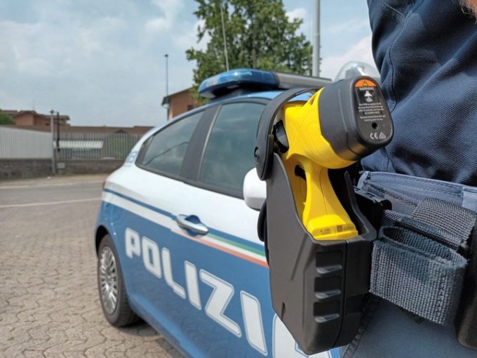 Ferisce con il coltello il coinquilino, bloccato con il taser