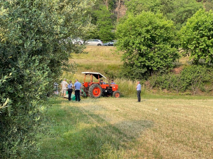 Si ribalta con il trattore, per lui non c’è stato nulla da fare