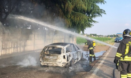Auto in fiamme, l'intervento dei Vigili del Fuoco