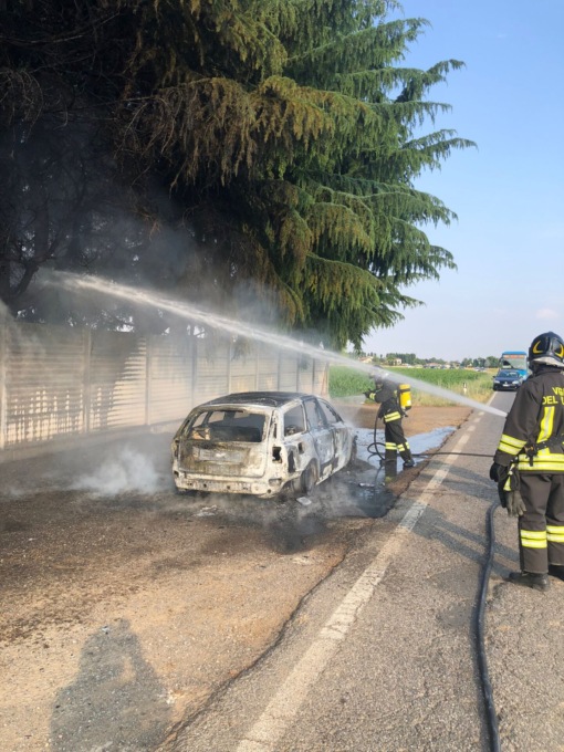 Auto in fiamme, l’intervento dei Vigili del Fuoco