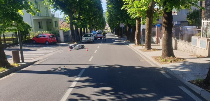 Auto tampona 18enne a bordo dello scooter, era diretta a scuola